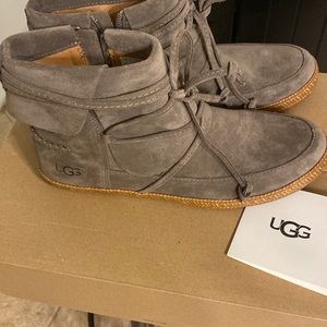 UGG Reid boots 7.5 new taupe